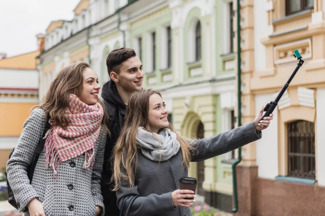 Barátok szelfit készítenek egy óvárosban